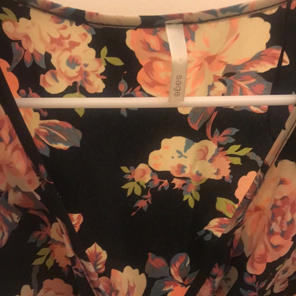 Black Floral Bell Sleeve Romper - Picture 3 of 4